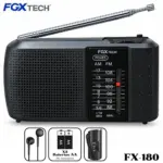 Radio portátil negra FGXTECH FX-180 con antena, dial AM/FM, audífonos y vista trasera. Muestra puertos y uso de dos baterías AA.