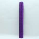 Rollo de malla decorativa navideña color morado con acabado brillante, ideal para manualidades, coronas y adornos festivos.