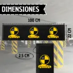 Protector de pared para garaje negro con textura de fibra de carbono y logo amarillo. Dimensiones: 100x22 cm y 2.5 cm de grosor.