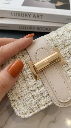 Bolso de mano para mujer en tweed con detalles dorados - Eleva tu estilo diario con elegancia