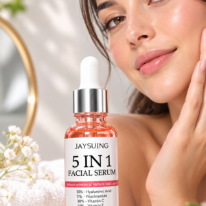 Sérum facial JAYSUING 5 en 1 de 30ml con gotero y líquido naranja, junto a mujer de piel radiante en ambiente luminoso con flores blancas.