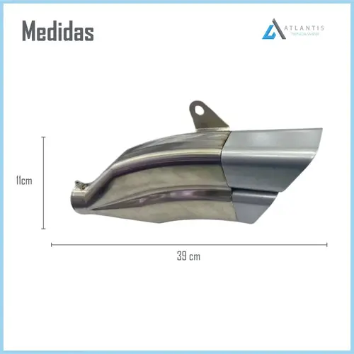 Silenciador deportivo metálico plateado visto de perfil, con diseño aerodinámico, mide 39 cm de largo y 11 cm de alto.
