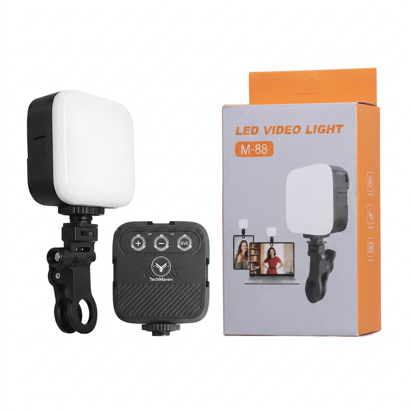 Luz LED portátil cuadrada modelo M-88 con soporte de pinza, control remoto y caja de empaque naranja.