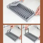 Escurridor de platos plegable gris de plástico compacto con ranuras organizadoras, mostrado en tres pasos de despliegue sobre una superficie blanca.