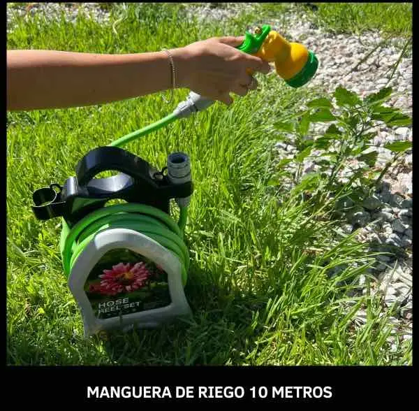 Manguera de riego verde de 10 metros en soporte compacto portátil con pistola multifunción amarilla y verde sobre césped.