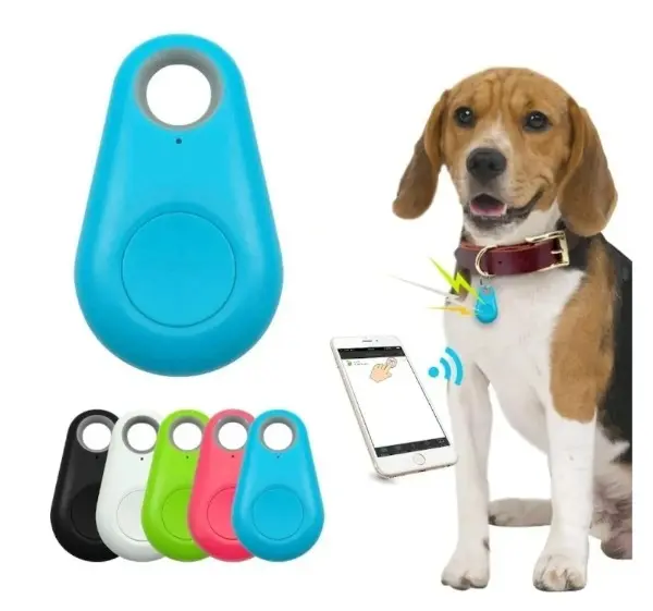 Rastreador GPS Bluetooth azul en primer plano junto a un perro con el dispositivo en su collar y una muestra de cinco colores disponibles con celular.