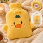Bolsa de agua caliente amarilla con funda de peluche suave en forma de pato, gorrito verde, pico anaranjado y capacidad de 2L.