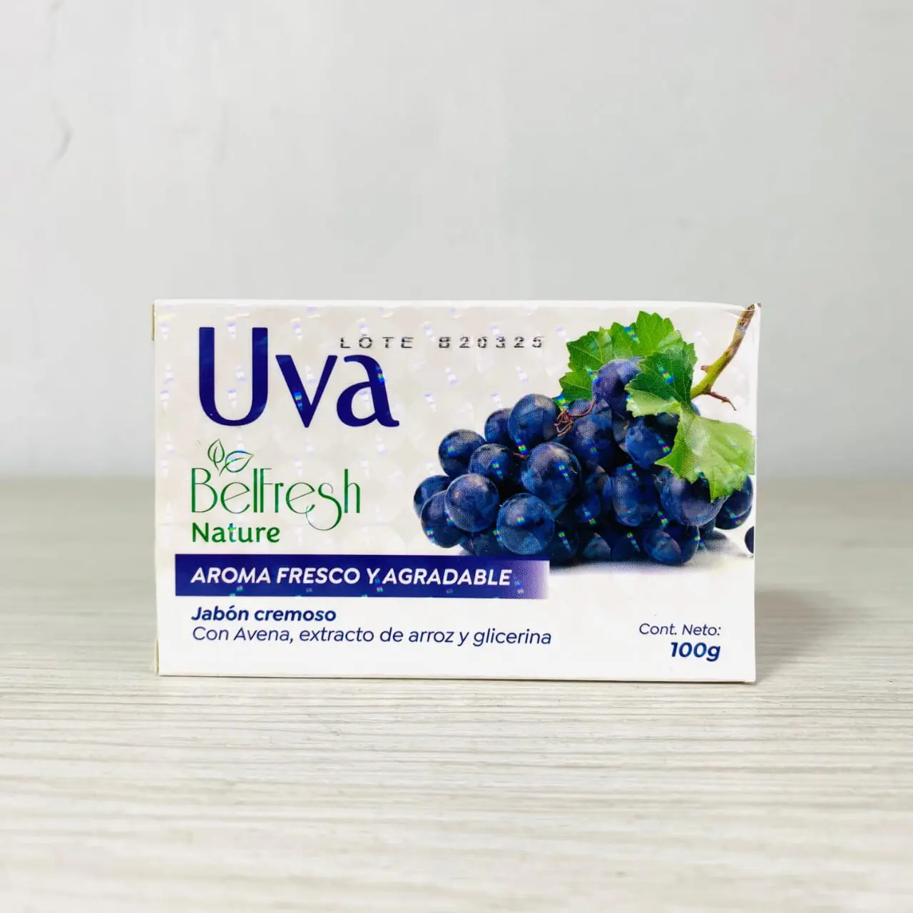 Caja rectangular blanca de jabón cremoso uva Belfresh de 100g con racimo de uvas y hojas verdes impresas.