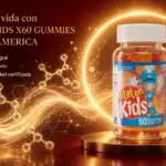 Frasco transparente de 60 gomitas Vitaton Kids con tapa blanca en pedestal dorado, sobre fondo rojo iluminado con moléculas y ondas doradas.