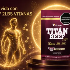 Empaque de 2 lbs de proteína Titan Beef Vitanas sabor vainilla caramelo sobre pedestal marrón con silueta humana dorada brillante de fondo.