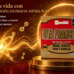 Caja roja y dorada de bebida concentrada Vitafrancesa con maca, cereza, kiwi y borojó, sobre una base circular dorada en un fondo luminoso con ondas naranjas.