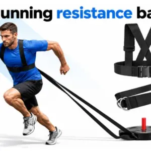 Atleta entrenando con arnés de resistencia negro, arnés con correas cruzadas y correa con hebilla conectadas a un trineo de peso con disco negro.